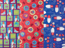 Pakket inpakken met willekeurig sinterklaaspapier